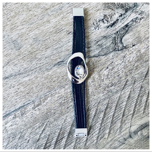 Black leather cuff with diamond detail - Picture 6 of 6